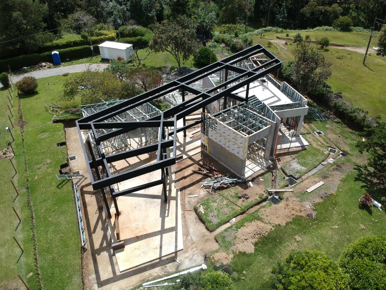 Equipo realizando mantenimiento de estructura metálica industrial