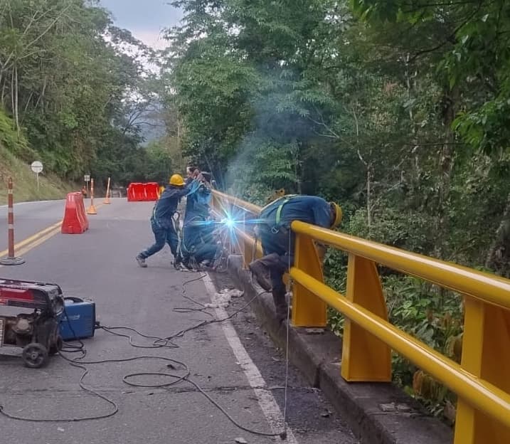Guardarraíl y cerramiento metálico instalado en corredor vial